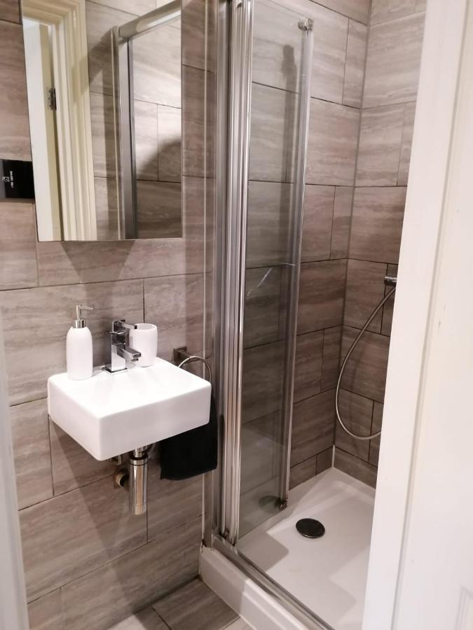 6 Bed House 3 Bathrooms Good Transport Links To London, Free Parking Dış mekan fotoğraf