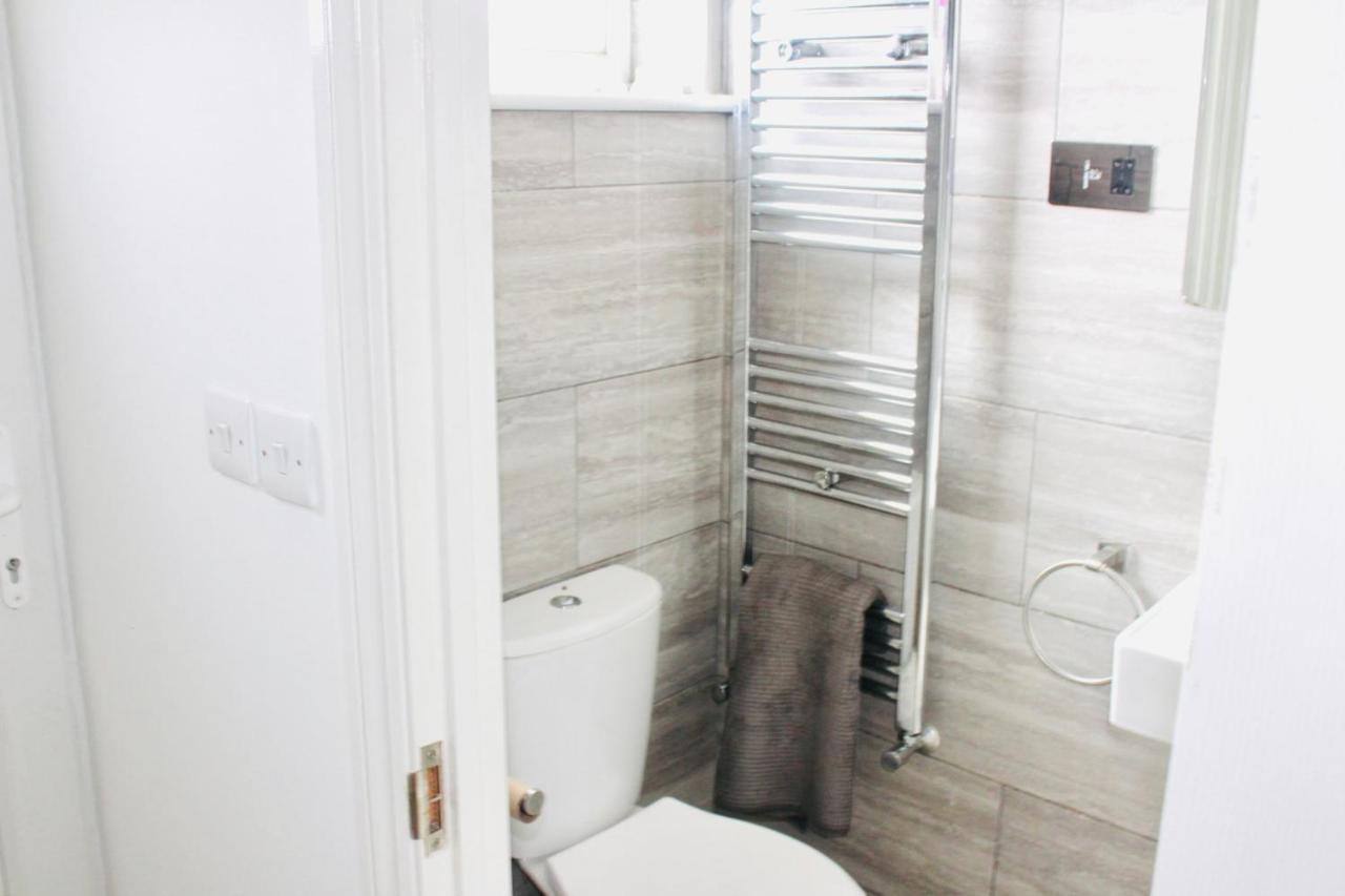 6 Bed House 3 Bathrooms Good Transport Links To London, Free Parking Dış mekan fotoğraf