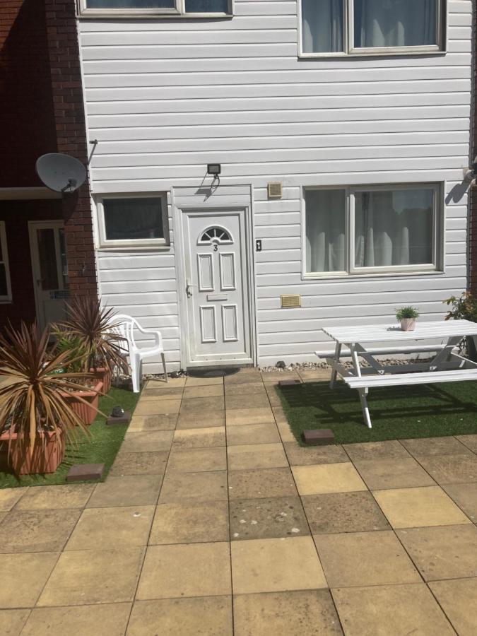 6 Bed House 3 Bathrooms Good Transport Links To London, Free Parking Dış mekan fotoğraf
