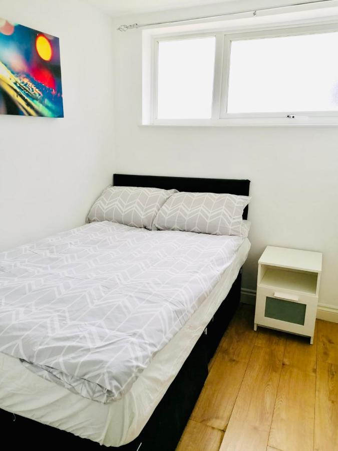 6 Bed House 3 Bathrooms Good Transport Links To London, Free Parking Dış mekan fotoğraf