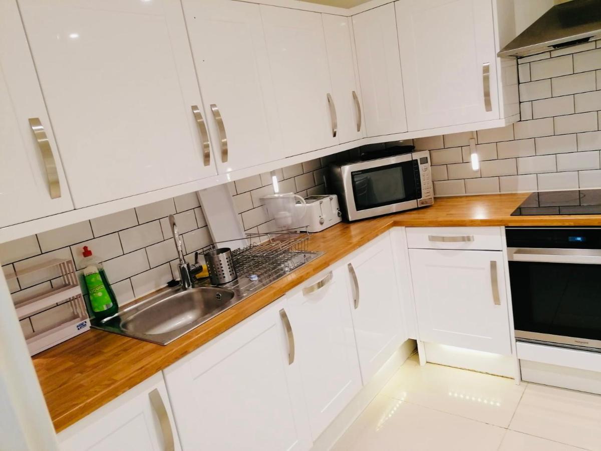 6 Bed House 3 Bathrooms Good Transport Links To London, Free Parking Dış mekan fotoğraf