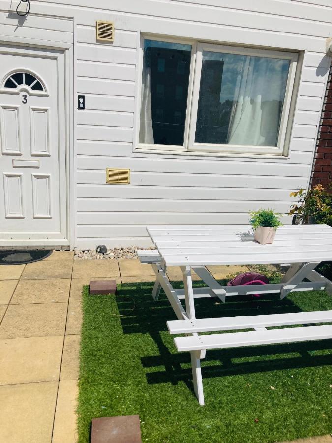 6 Bed House 3 Bathrooms Good Transport Links To London, Free Parking Dış mekan fotoğraf