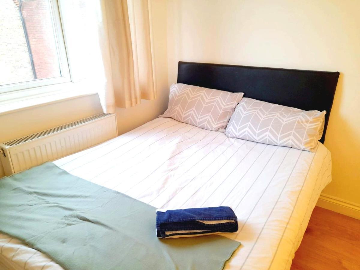6 Bed House 3 Bathrooms Good Transport Links To London, Free Parking Dış mekan fotoğraf