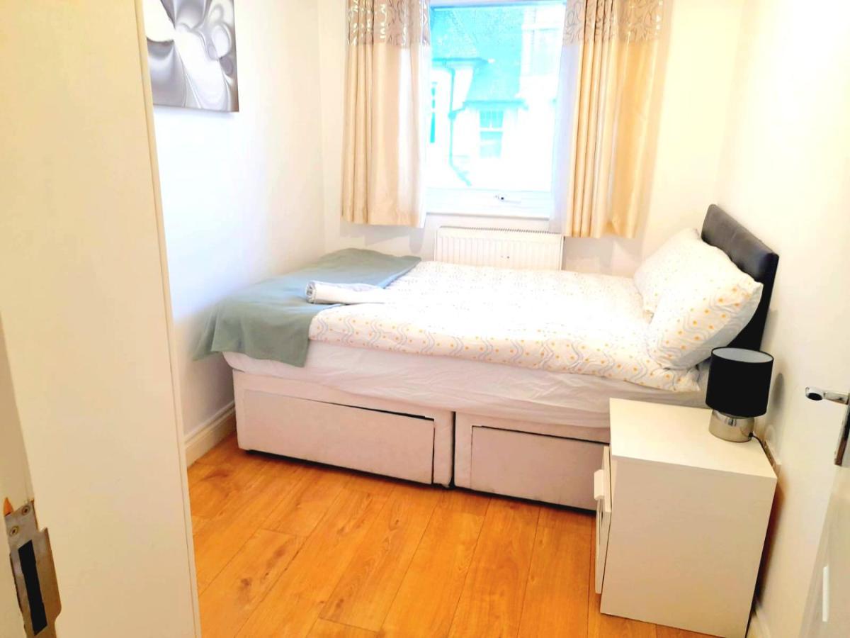 6 Bed House 3 Bathrooms Good Transport Links To London, Free Parking Dış mekan fotoğraf